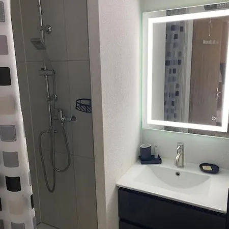 T2 Climatise A 1 Min Mer, Balcon, Piscine * Agde